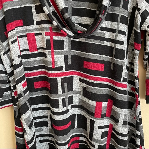 Avenue Women's 3/4 Sleeve Scoop Neck Top with Scarf Grey Black Red Size 18/20 - Picture 2 of 10